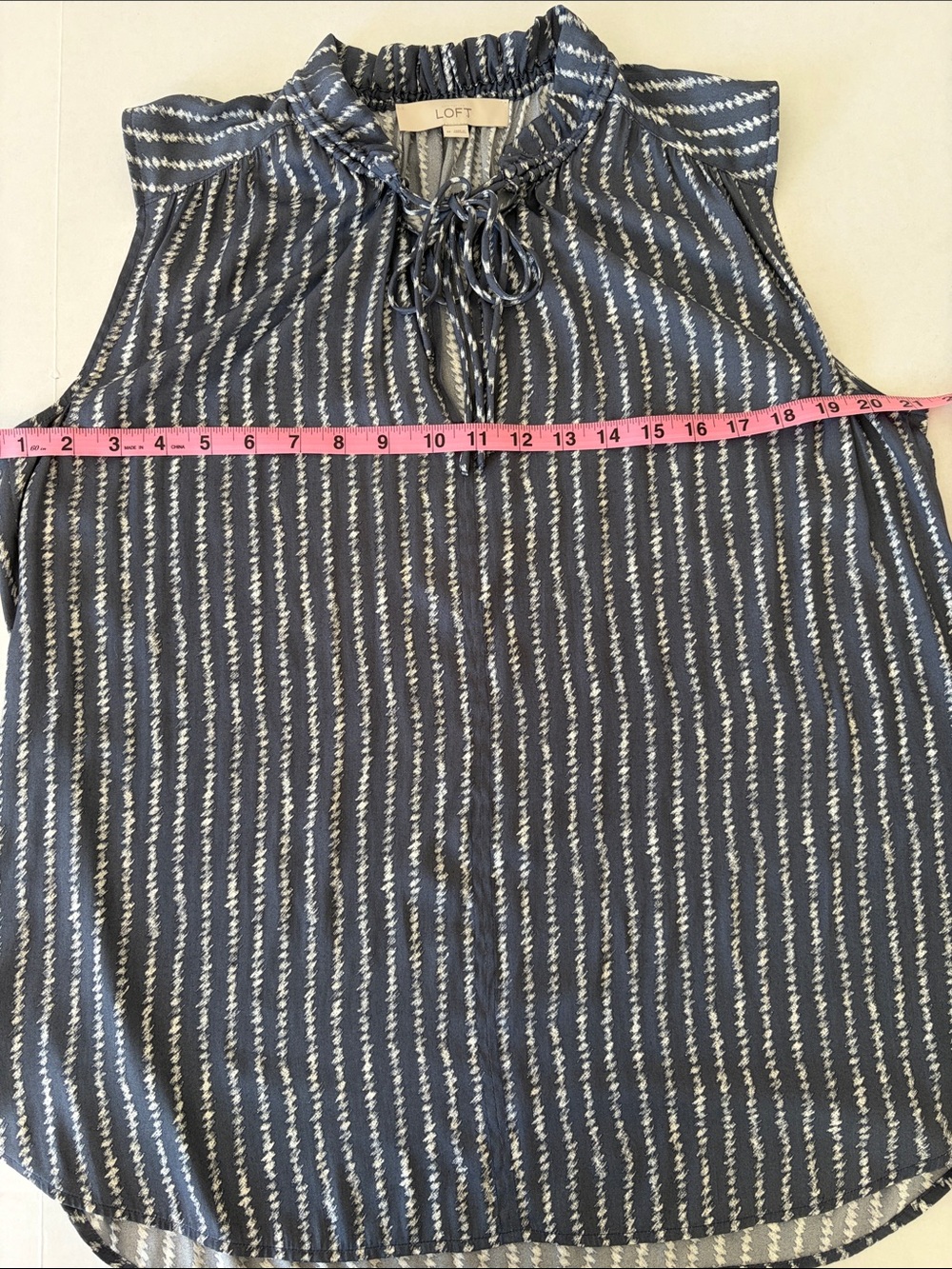 Loft Women’s Sz Med Sleeveless Top Ruffle Neck Gray White Lightweight - Picture 9 of 13